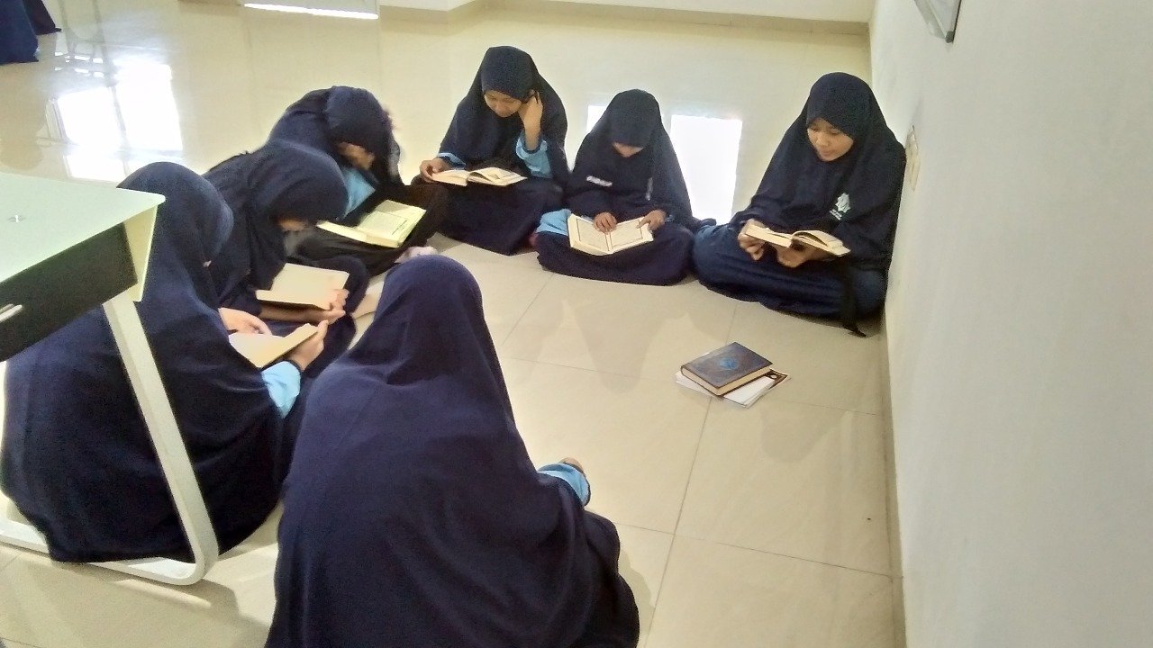 Halaqah tahfizh santriwati Mahir Tahfizh School