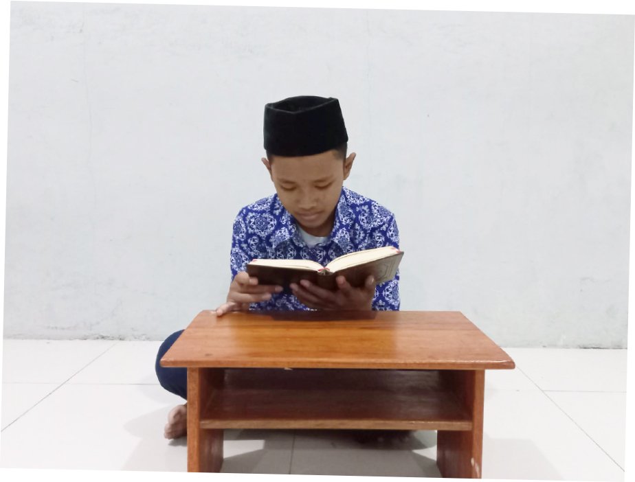 Santri Mahir Tahfizh School sedang menghafal Al-Qur'an